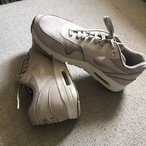 Super cute tan/nude Nike Air Max - 7.5